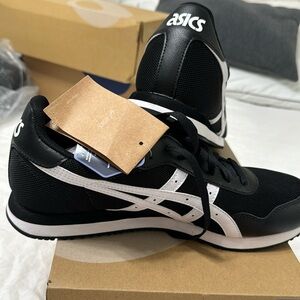 Men’s ASICS tiger runner new black and white size 10.5